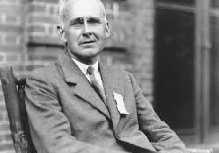 Based on his performance at Owens College, Arthur Eddington was awarded a scholarship to Trinity College at the University of Cambridge in 1902.